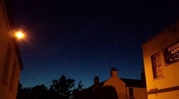 Les luimères aparaissent alignées dans le ciel de Cheltenham.