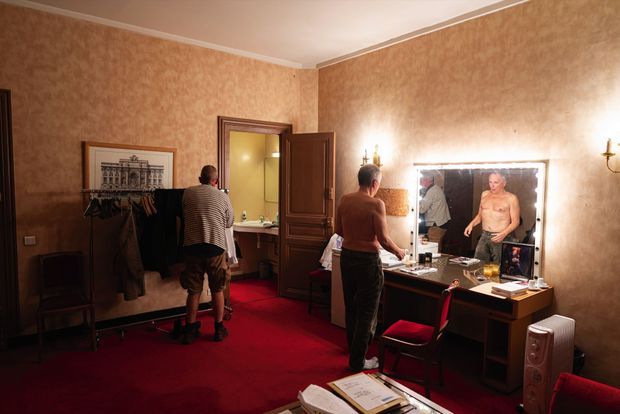 19 h 50, le 20 novembre, dans sa loge du Théâtre de la Porte Saint-Martin, avec son assistant, Régis. Contre le miroir, une photo de sa première lecture du « Voyage au bout de la nuit » de Céline, en 1985, et du miel de manuka pour soigner sa voix 19 h 50, le 20 novembre, dans sa loge du Théâtre de la Porte Saint-Martin, avec son assistant, Régis. Contre le miroir, une photo de sa première lecture du « Voyage au bout de la nuit » de Céline, en 1985, et du miel de manuka pour soigner sa voix