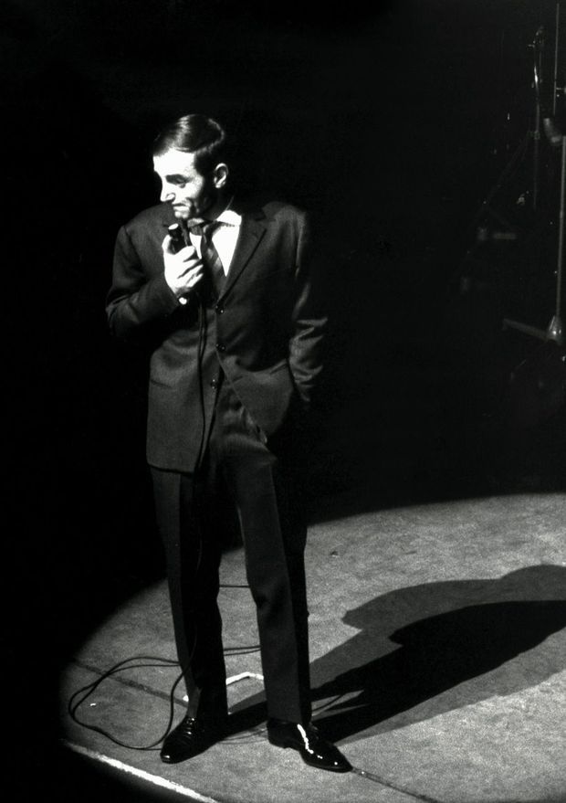 Charles Aznavour Celui Qui Ne Baissait Jamais Les Bras Notre selection de tweets en l'honneur de cet artiste. charles aznavour celui qui ne baissait