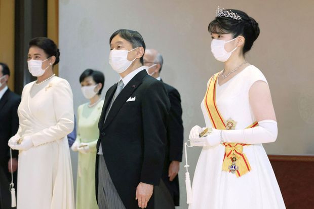 La princesse Aiko du Japon, parée du diadème de sa tante, Sayako Kuroda, lors de la cérémonie officielle de son 20e anniversaire, le 5 décembre 2021