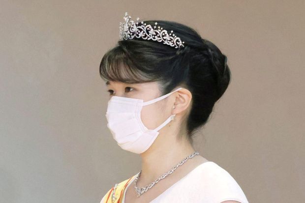 La princesse Aiko du Japon, parée du diadème de sa tante, Sayako Kuroda, lors de la cérémonie officielle de son 20e anniversaire, le 5 décembre 2021