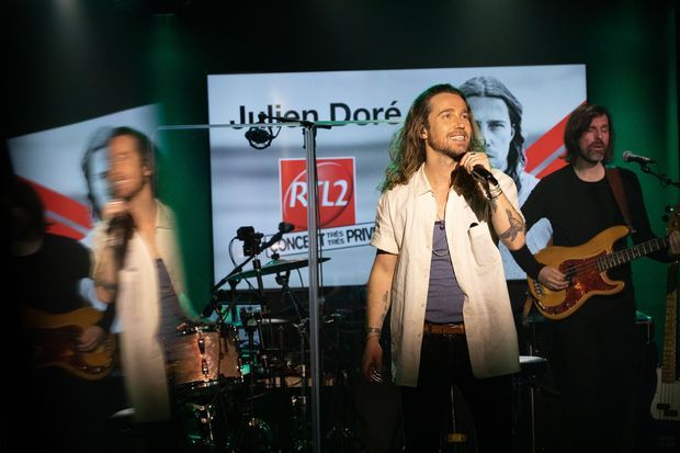Julien Doré a retrouvé le sourire au fil du concert. Julien Doré a retrouvé le sourire au fil du concert.
