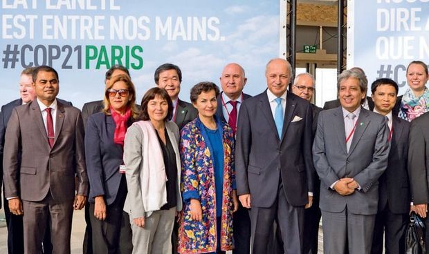 Le 8 novembre : le ministre français des Affaires étrangères et président de la Cop21, Laurent Fabius (cravate bleue), fait visiter le site du Bourget aux ministres étrangers conviés à la « pré-Cop ».