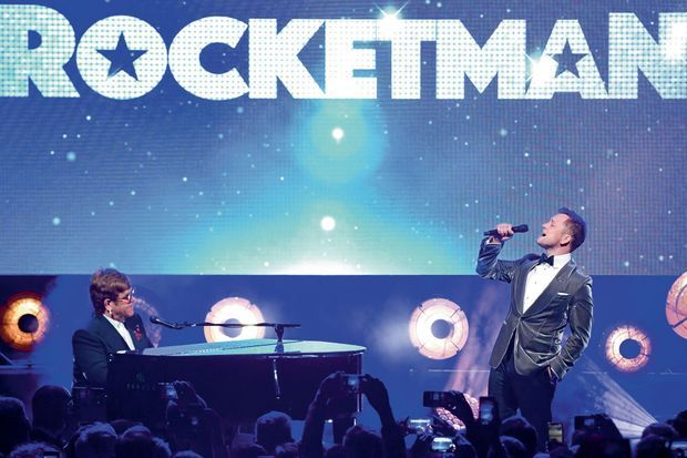 A Cannes, sur la plage du Carlton, Elton John et Taron Egerton chantent « Rocketman » en duo, le 16 mai. A Cannes, sur la plage du Carlton, Elton John et Taron Egerton chantent « Rocketman » en duo, le 16 mai.