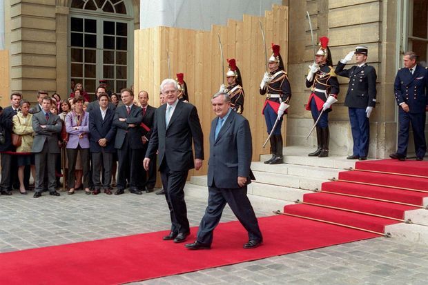 À gauche, l’ex-conseillère de Lionel Jospin (en jaune) assiste au départ de son Premier ministre, remplacé en 2002 par Jean-Pierre Raffarin. À gauche, l’ex-conseillère de Lionel Jospin (en jaune) assiste au départ de son Premier ministre, remplacé en 2002 par Jean-Pierre Raffarin.