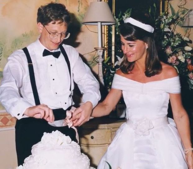 À leur mariage, à Hawaii en 1994, le « geek en chef » fait un calcul complexe pour couper leur gâteau.