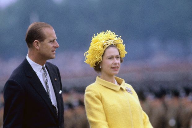La reine Elizabeth II coiffée de son «chapeau spaghetti», avec le prince Philip à Berlin-Ouest, le 27 mai 1965