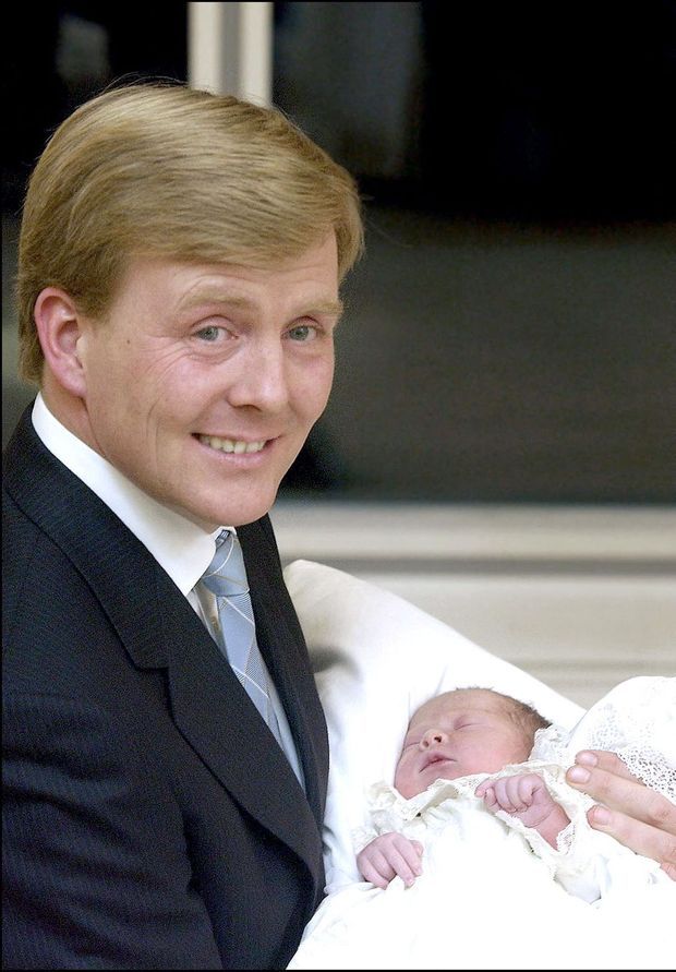 Le prince héritier Willem-Alexander des Pays-Bas présente la princesse Catharina-Amalia, son premier enfant, à la presse le 7 décembre 2003, jour de sa naissance
