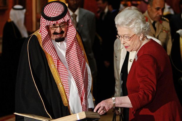 Le roi Abdallah d'Arabie saoudite et la reine Elizabeth II d'Angleterre en octobre 2007.
