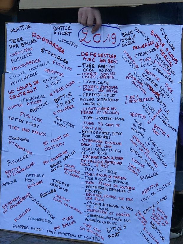 Sur une pancarte, les circonstances des décès des femmes tuées en 2019.