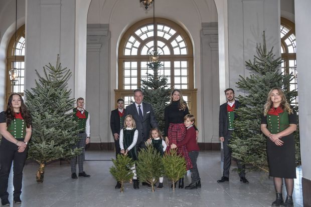 La princesse Madeleine de Suède réceptionne les sapins de Noël avec son mari et leurs trois enfants au Palais royal à Stockholm, le 20 décembre 2021
