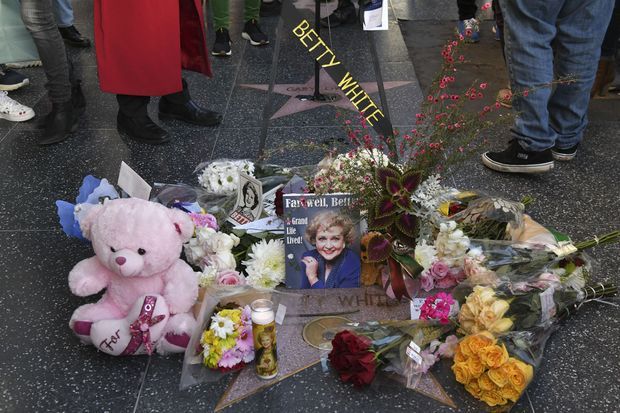 Des fleurs couvrent l'étoile de Betty White sur Hollywood Boulevard le 31 décembre 2021