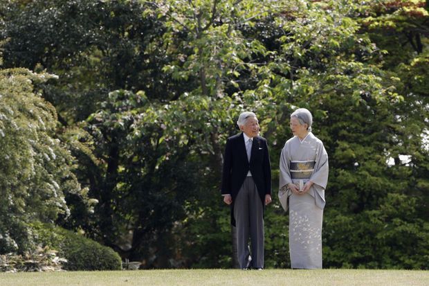 Akihito et Michiko dans les jardins impériaux de Tokyo en 2013.