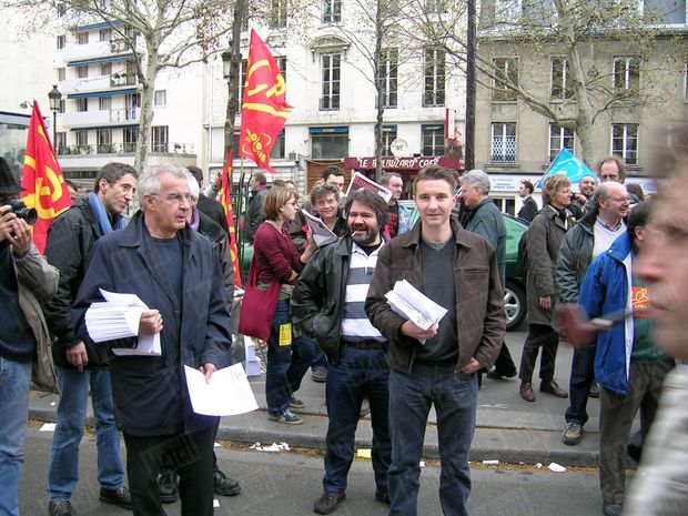 Alain Krivine tractant avec Olivier Besancenot, lors d'une manifestation pour l’emploi, le 3 avril 2004 à Paris.
