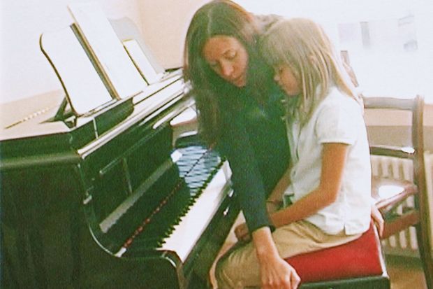 Angèle ressort des vidéos de son enfance pour le clip Angèle ressort des vidéos de son enfance pour le clip