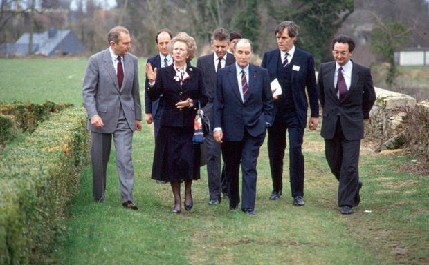 Le 23 mars 1987. Jacques Attali (à dr.) accompagne François Mitterrand et Margaret Thatcher au château de Bénouville. A g., Michel d’Ornano, alors président de la Commission des finances.