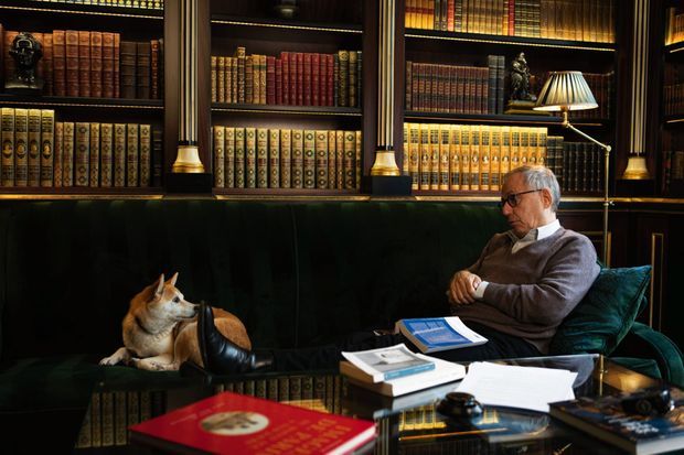 Au bar de l’hôtel : tête-à-tête avec ses livres et Illia, une chienne « distraite et philosophe ».