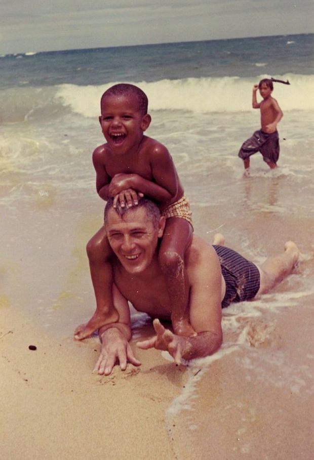 Barack, 5 ans, et son grand-père, Stanley, à Hawaii en 1966.