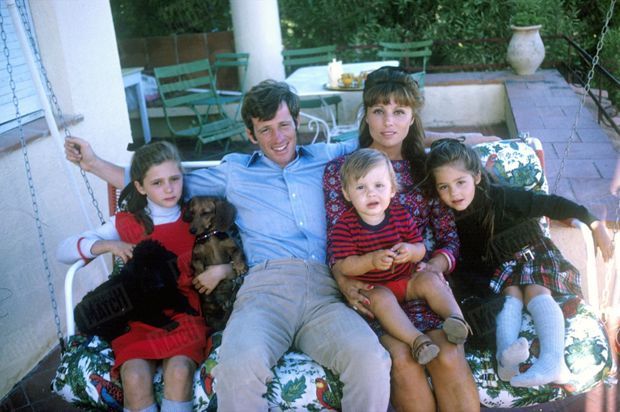 La famille Belmondo au grand complet en août 1964 : Jean-Paul et Élodie, avec leurs trois enfants, Patricia, 10 ans, avec les deux chiens de la maison, Florence, 4 ans, et le petit dernier, Paul, 15 mois.
