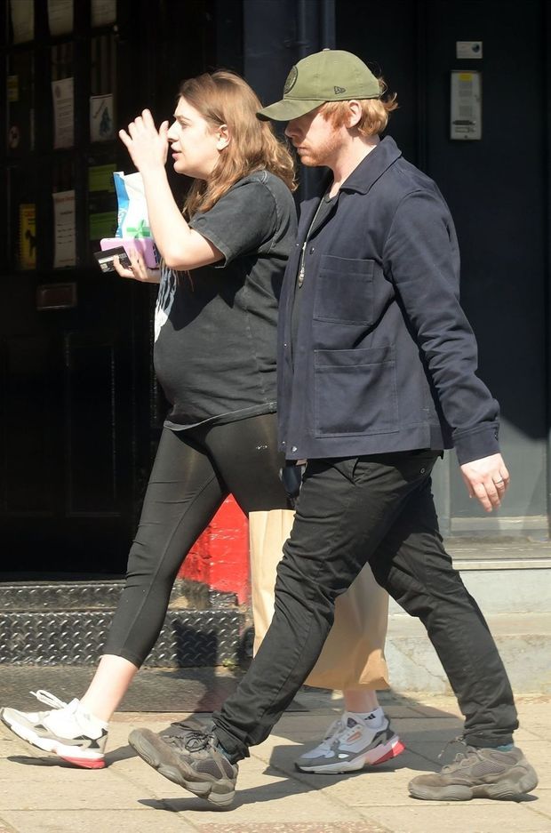 Georgia Groome (enceinte) et Rupert Grint en avril 2020 à Londres Georgia Groome (enceinte) et Rupert Grint en avril 2020 à Londres