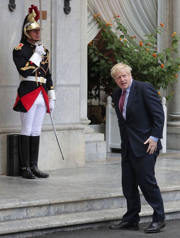 Boris Johnson arrive à l'hôtel du Palais, à Biarritz, samedi.