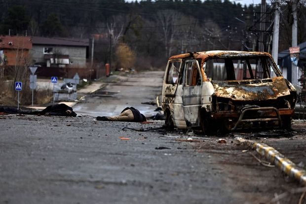 Des cadavres près d'un véhicule brûlé à Boutcha, le 2 avril 2022.