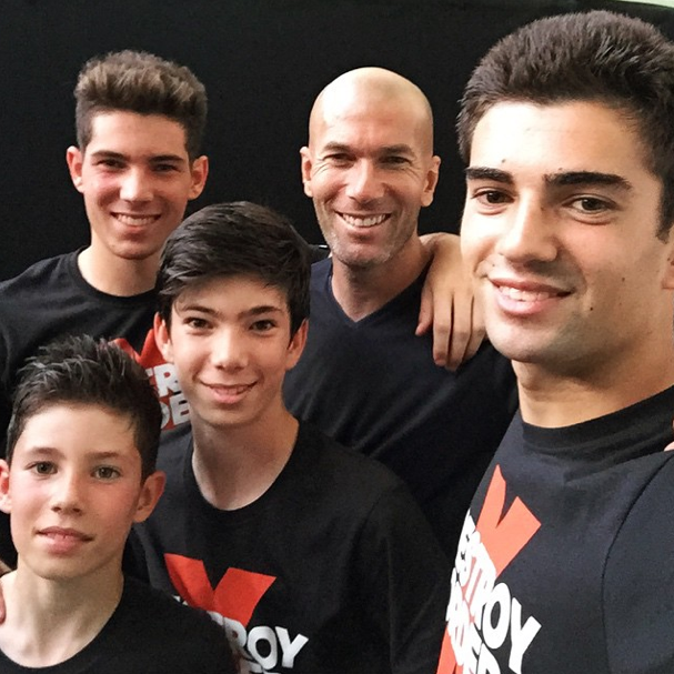 Entouré de ses quatre fils - Portrait de famille pour ...