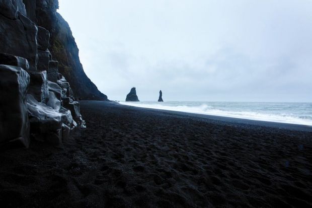 Cette plage, décor d’une des scènes clés de « La reine des neiges 2 », existe dans la réalité. Elle est située en Islande, à 180 kilomètres de Reykjavik et quelques encablures du volcan Katla.