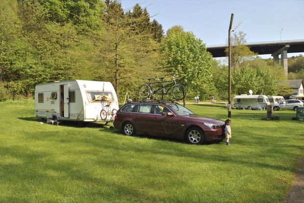 Eté 2011. La famille Al-Hilli revient pour la deuxième fois au camping Le Solitaire du lac, à côté d’Annecy. Devant le break BMW – retrouvé criblé de balles l’année suivante – Zeena, la petite dernière, 3 ans. Saad Al-Hilli a acheté la caravane d’occasion en 2010 après avoir vendu la précédente.