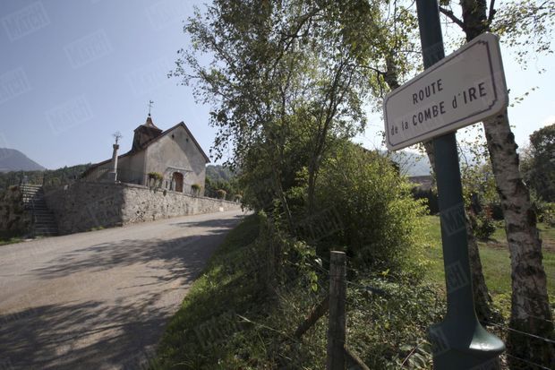 Pres de l'église de Chevaline, le panneau indique la direction de la route de la Combe d’Ire.