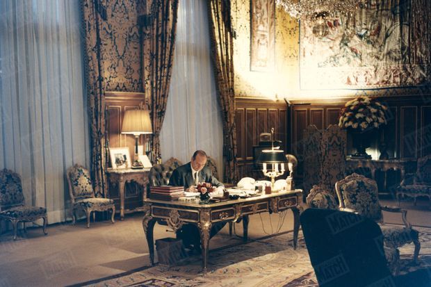 Lundi 6 novembre 1994. Jacques Chirac vient d'annoncer qu'il est candidat à l'élection présidentielle 1995. Le maire de Paris reçoit Match dans son bureau de l'hôtel de Ville, où il travaille à la rédaction de son programme électoral. Lundi 6 novembre 1994. Jacques Chirac vient d'annoncer qu'il est candidat à l'élection présidentielle 1995. Le maire de Paris reçoit Match dans son bureau de l'hôtel de Ville, où il travaille à la rédaction de son programme électoral.