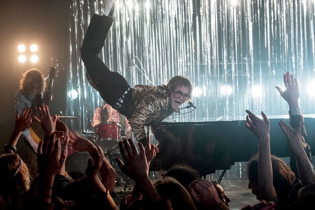 Comme Elton, Taron fait preuve d’une incroyable aisance au clavier. Comme Elton, Taron fait preuve d’une incroyable aisance au clavier.