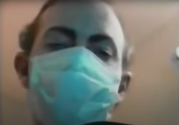 Un homme affublé d'un masque chirurgical se livre à des expériences sur des protagonistes du clip.