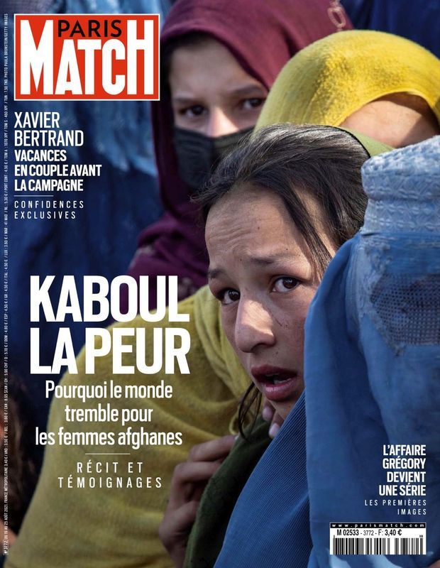 La peur dans les yeux des Afghanes en couverture de Paris Match n°3772, daté du 19 août 2021.