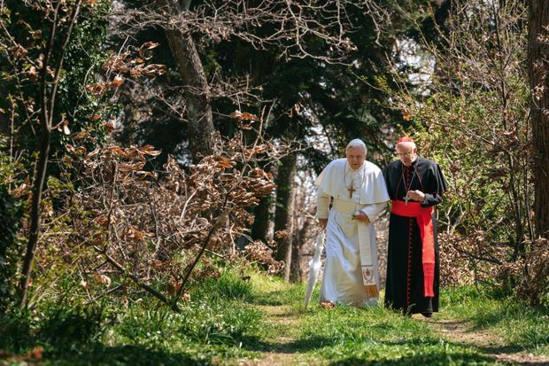 Dans le film « Les deux papes », du Brésilien Fernando Meirelles, la promenade d’Anthony Hopkins et Jonathan Pryce Dans le film Les deux papes, du Brésilien Fernando Meirelles, la promenade d’Anthony Hopkins et Jonathan Pryce