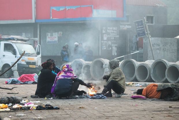 Dans le quartier de Nizamuddin, à 7 heures du matin, des travailleurs pauvres et sans logis se réchauffent tandis que d’autres terminent leur nuit.