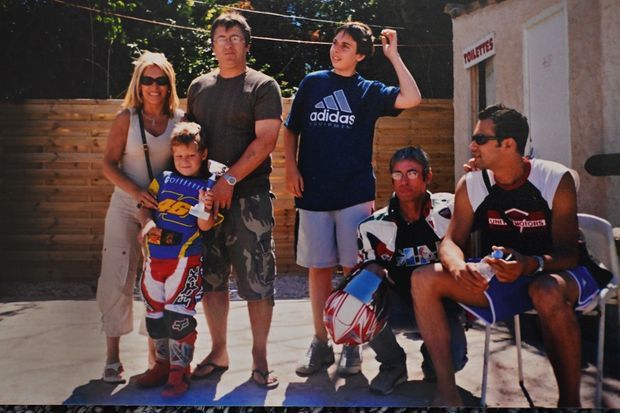 Déjà en piste à 5 ans, avec ses parents, Étienne et Martine, son frère, Anthony. À Biot, été 2004.