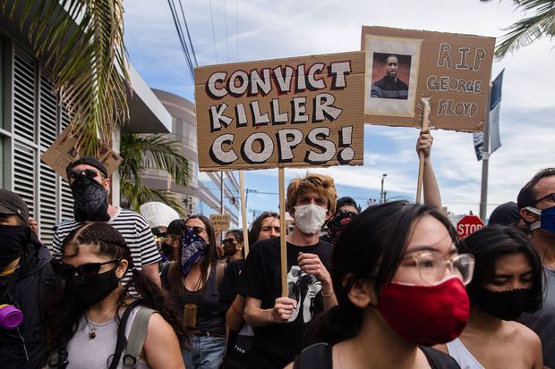 Des manifestants dénoncent la mort de George Floyd, samedi à Los Angeles, en Californie.