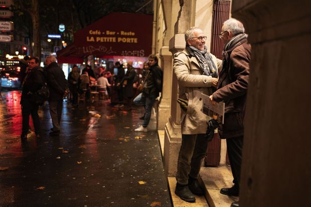 Devant le théâtre. « Il y a souvent des spectateurs qui attendent, qui veulent prolonger la conversation. »