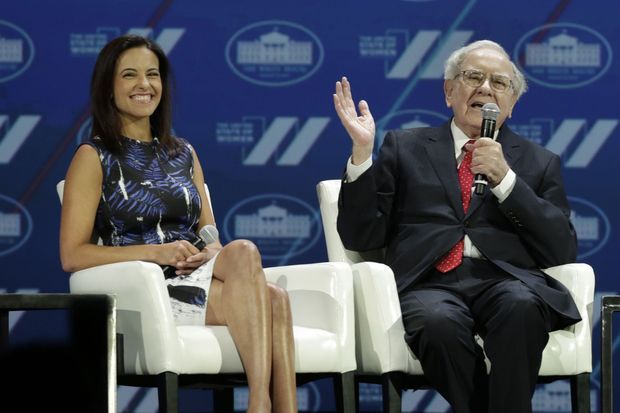 Dina Powell et Warren Buffett à Washington, en juin 2016.