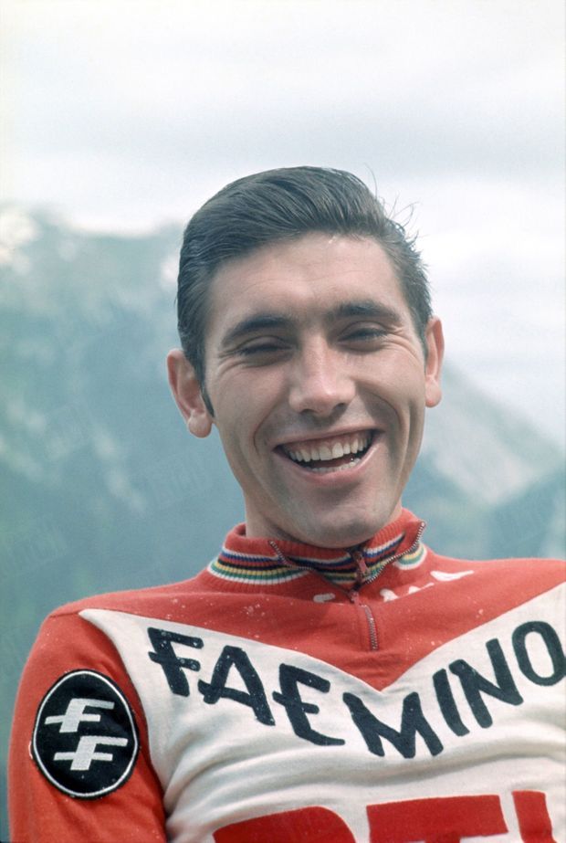 Eddy Merckx, vainqueur du Tour 1969, est en reconnaissance sur le parcours du Tour 1970 pour la radio RTL, en juin 1970. Le commentaire du favori sur l'étape du jour -alternant avec celui de Poulidor- passe tous les matins sur l'antenne.