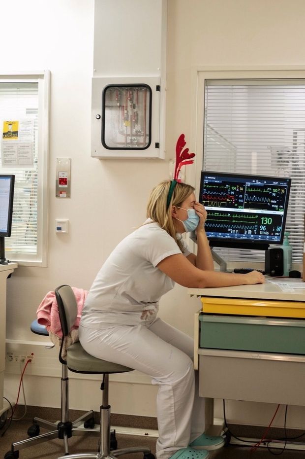 Édith Hourcastagnou, médecin anesthésiste-réanimateur, a passé la nuit du réveillon d’astreinte. Sur l’écran, les constantes vitales d’un patient. Service de réanimation polyvalente de Purpan, au CHU de Toulouse, le 25 décembre.