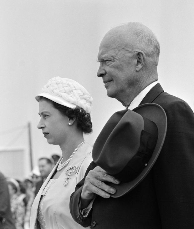 La reine Elizabeth II avec le président américain Dwight D. Eisenhower au Canada en juin 1959.