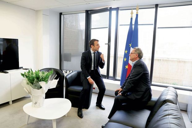 Entre Emmanuel Macron et Richard Ferrand, une longue complicité. Ici, secrétaire général d'En Marche!, au QG de campagne, lors de l'entre-deux-tours, le 29 avril 2017.