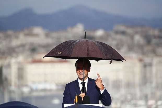 Emmanuel Macron a dû ouvrir un parapluie, jeudi, pendant son discours à Marseille.