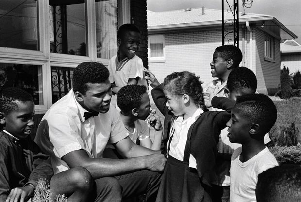 En 1963, Cassius Clay (son patronyme d’origine), 21 ans, en visite à Louisville, rencontre les gamins du quartier, dont Lonnie Williams, 6 ans, qu’il épousera vingt-trois ans plus tard