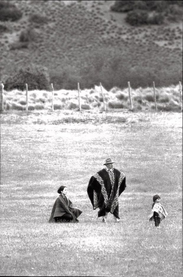 En bons Patagons, Florent, sa compagne et Inca portent le poncho. 1998.