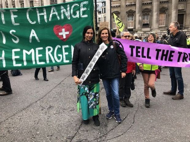 Esmeralda de Belgique lors des manifestations dans le quartier de Bank à Londres, en compagnie de la Dr Anjhula Mya Singh Bais, psychologue, féministe et directrice d’Amnesty International.
