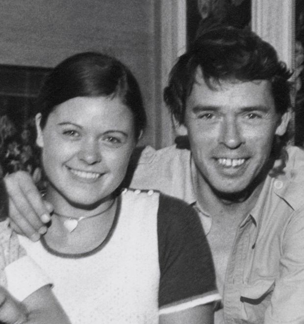 France et Jacques en 1975. « J’arrive », premier documentaire d’une série à venir, débute sur les marches du Palais des Festivals à Cannes, en mai 1973 et se termine par la traversée de l’Atlantique en janvier 1974. « On m’a souvent questionnée sur cette phase de sa vie. J’y réponds aujourd’hui. » France et Jacques en 1975. « J’arrive », premier documentaire d’une série à venir, débute sur les marches du Palais des Festivals à Cannes, en mai 1973 et se termine par la traversée de l’Atlantique en janvier 1974. « On m’a souvent questionnée sur cette phase de sa vie. J’y réponds aujourd’hui. »