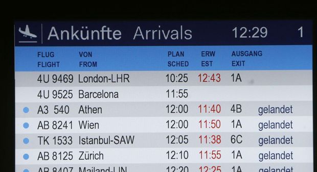 A l'aéroport de Düsseldorf, un panneau montre que le vol de GermanWings n'a aucun statut. Les proches des victimes sont prises en charge sur place.
